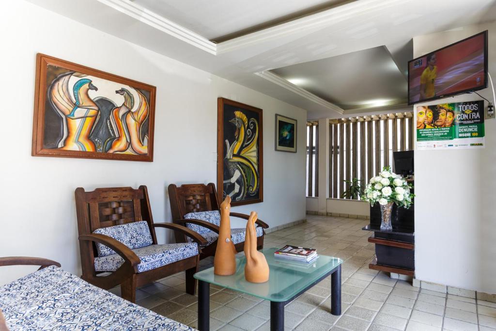 sala de estar con mesa y sillas en Hotel Brisa do Mar Tambaú, en João Pessoa