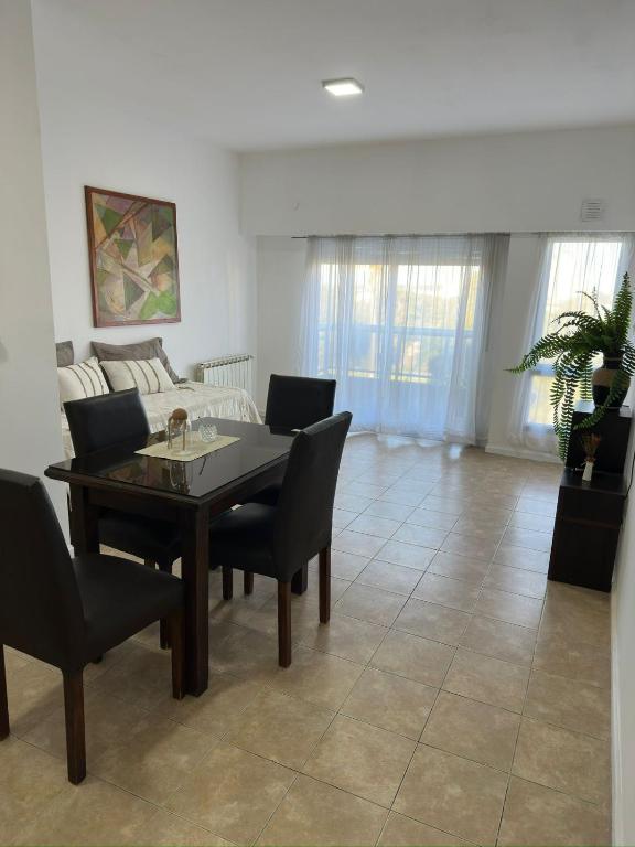 a living room with a table and chairs and a couch at Altos de Centro Chivilcoy 7 in Chivilcoy