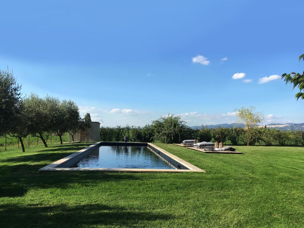 una piscina en medio de un campo de césped en Monaldesca, en Spello