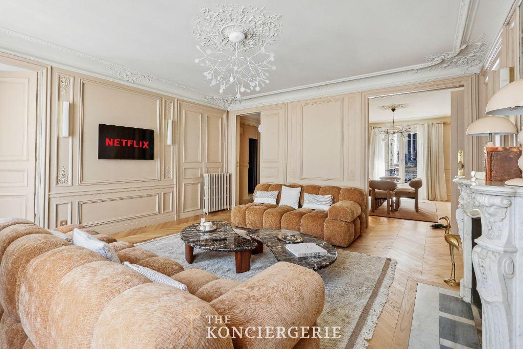 Champs Elysées Luxury Apartment 120 m2 2 Bedrooms AC Lift