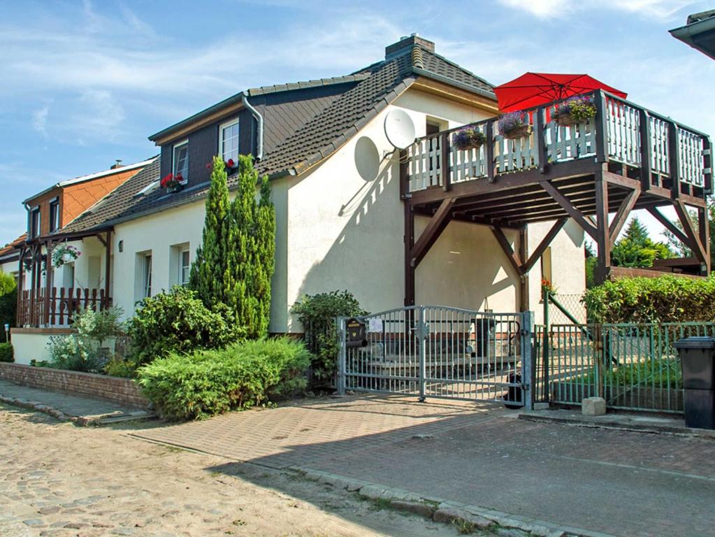 ein Haus mit einer Terrasse an der Seite in der Unterkunft Ferienwohnung mit großem Balkon in Bömitz in Bömitz