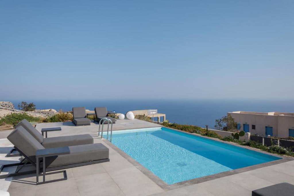 a swimming pool with a view of the ocean at Blé Suites Santorini in Imerovigli