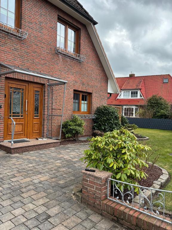 a brick house with a wooden door at Ferienwohnung Wellenkamp in Itzehoe