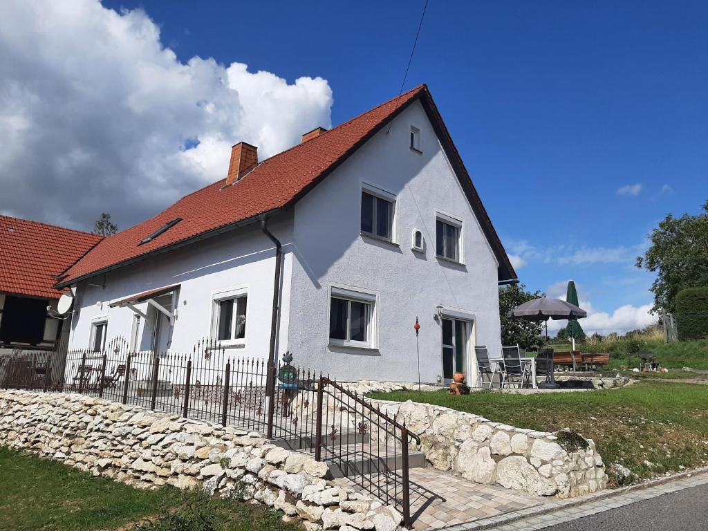 a white house with a red roof at Ferienhaus Bayerlipp in Scheßlitz