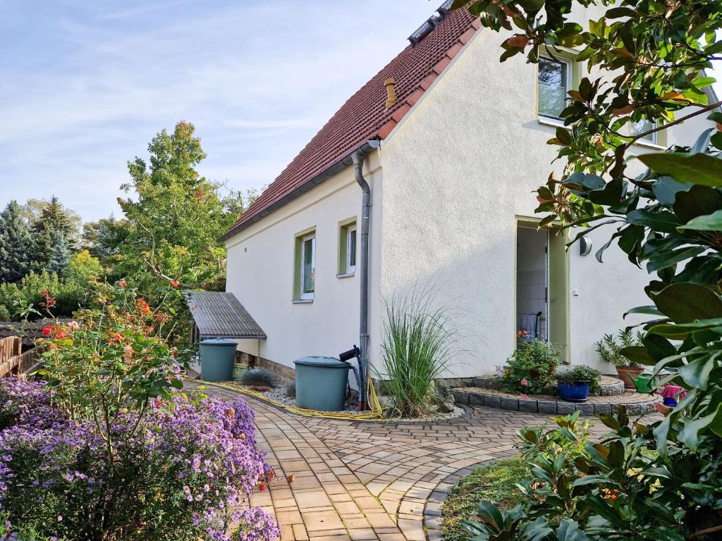 a house with a garden in front of it at Dresden, Ferienhaus Strietzel in Dresden