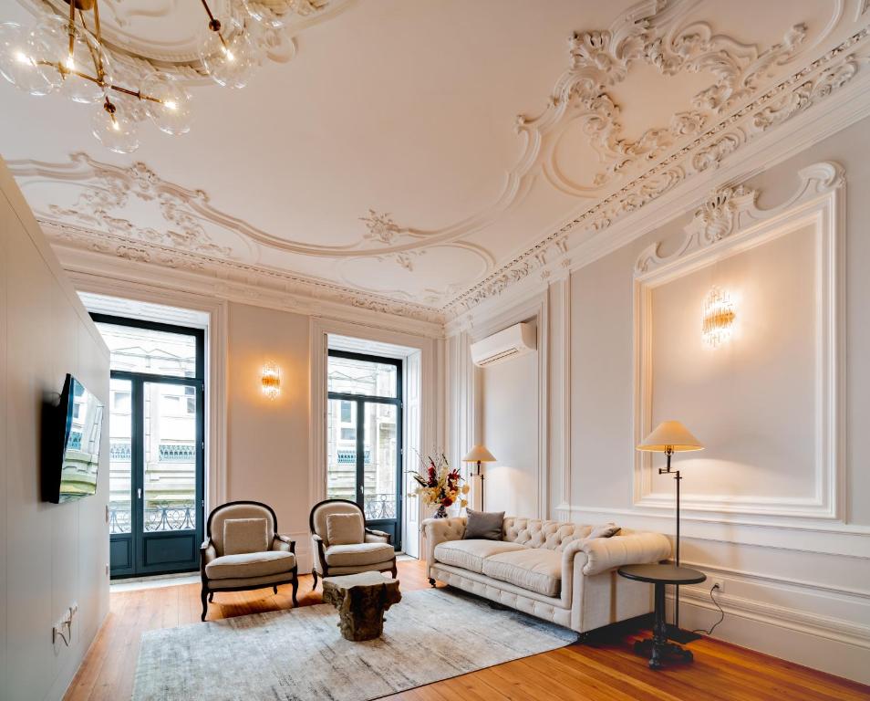 Elegant 18th Century Palace Suite with Juliet Balcony Overlooking Porto 2L