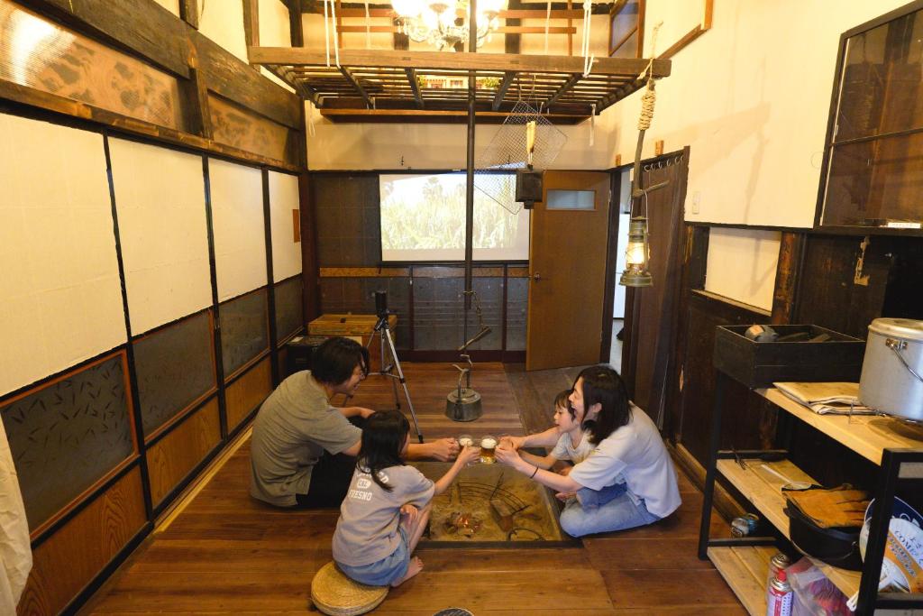 a group of people sitting on the floor in a room at GuestHouse MIRAI in Tokamachi