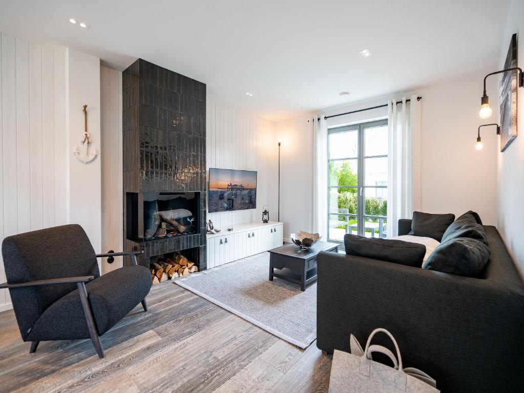 a living room with a couch and a fireplace at Reetidyll am Haff in Stolpe auf Usedom