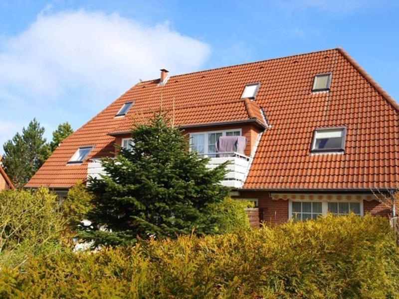 a house with an orange roof with a tree at Wohnung 10 Luette Stuuv ID 038 in Ording