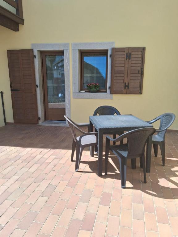 a table and chairs sitting on a patio at Appartamento della Nonna in Sùtrio