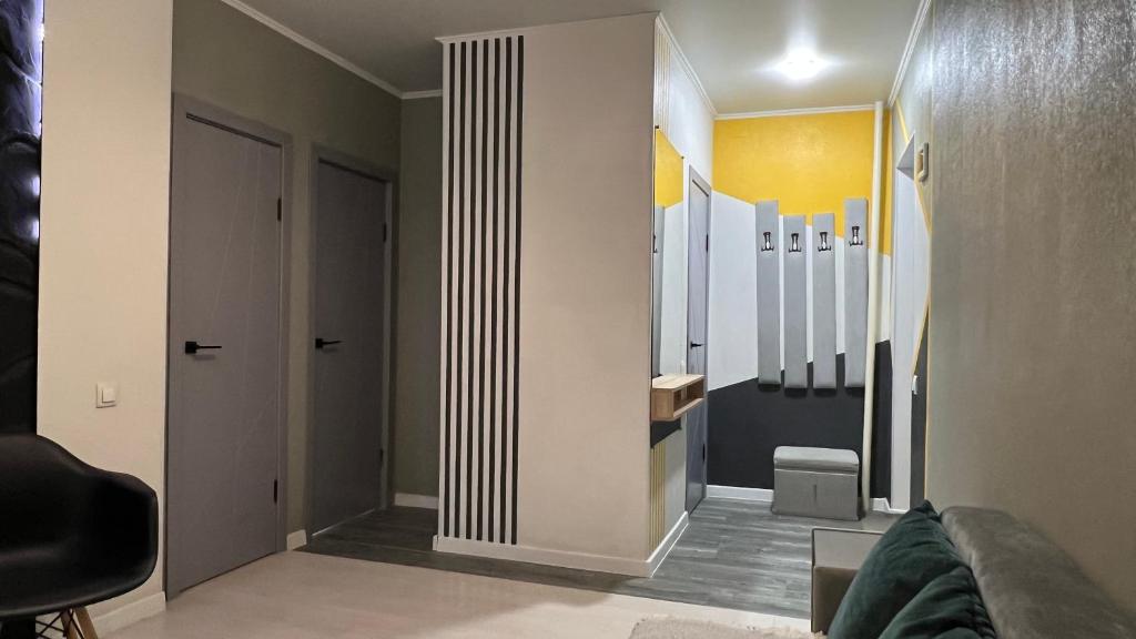 a living room with a couch and a hallway at New 2 ROOM ultra centr in Bălţi