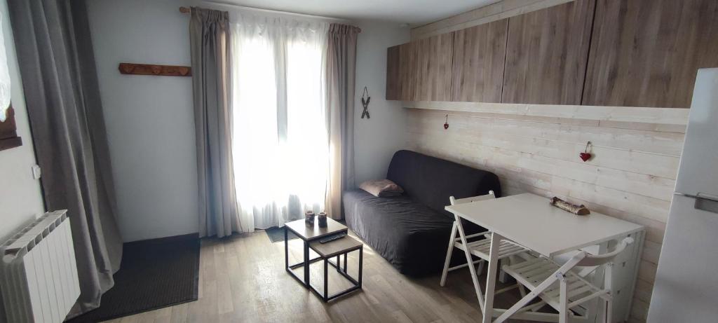 ein Wohnzimmer mit Sofa und Tisch in der Unterkunft Parenthèse Alpine in La Plagne Tarentaise