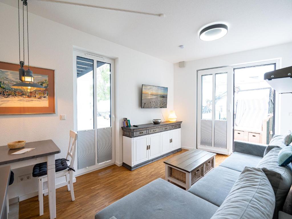 a living room with a couch and a table at Quartier 7, App 06 in Ahlbeck