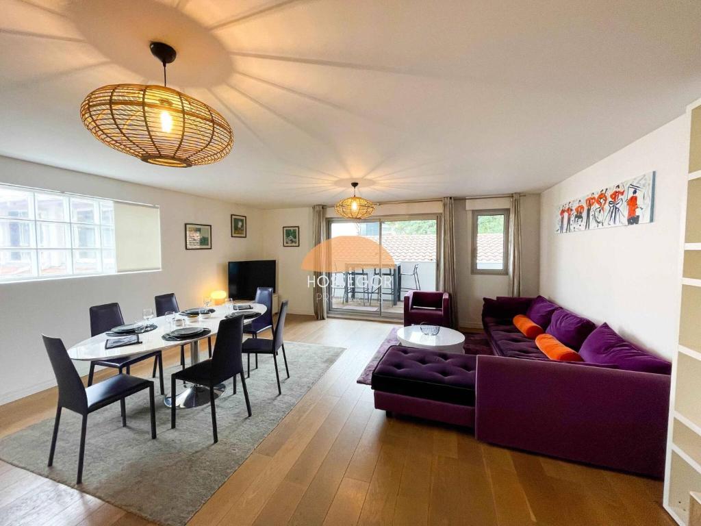 a living room with a couch and a table at Appt Ortolans - Hossegor centre - Terrasse - Park in Hossegor