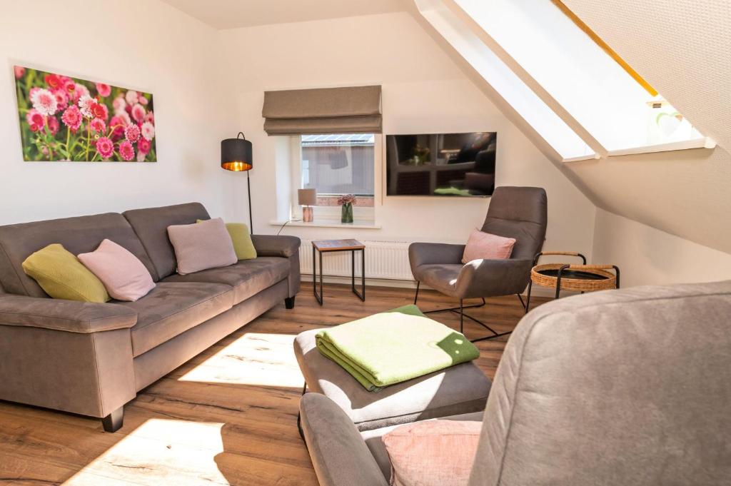 a living room with a couch and chairs and a window at Bauernhaus Wohnung 1 in Bojendorf