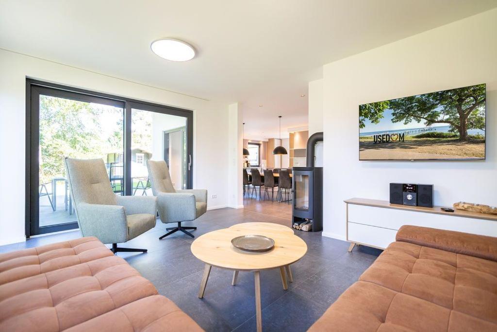 a living room with a couch and a table at Ferienhaus an der Küsteneiche in Koserow