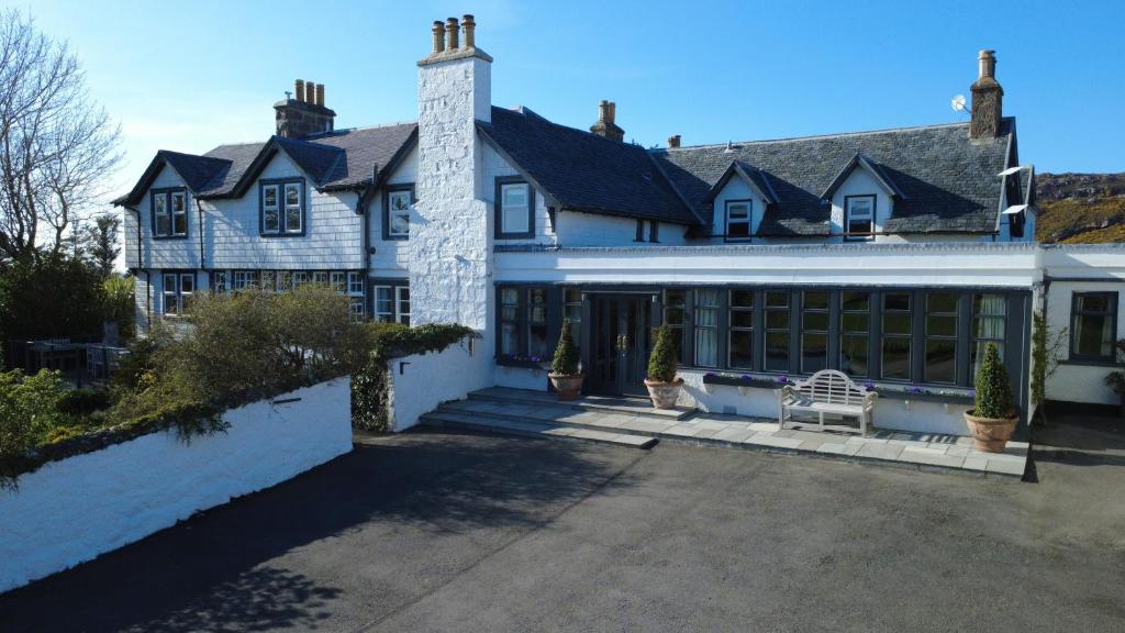 ein großes weißes Haus mit vielen Fenstern in der Unterkunft Scourie Hotel in Scourie