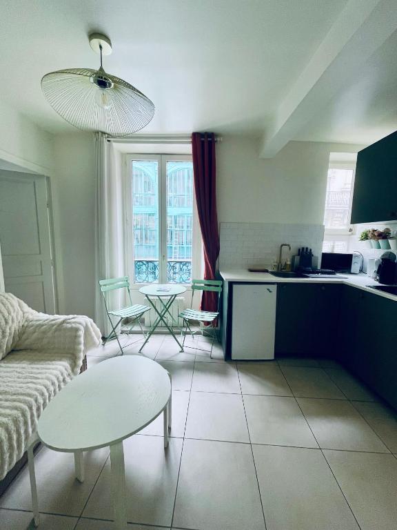 Jin's cosy apartment at Paris 10ème