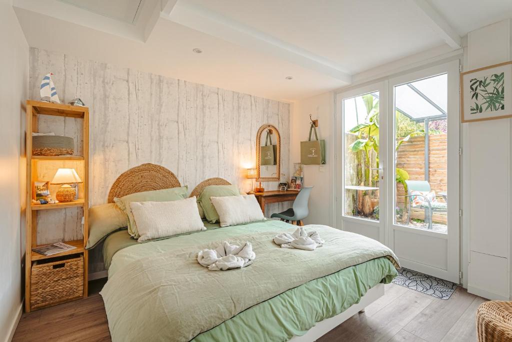 a bedroom with a bed with two towels on it at Chambre d'hôtes La Beunaise in Rochefort
