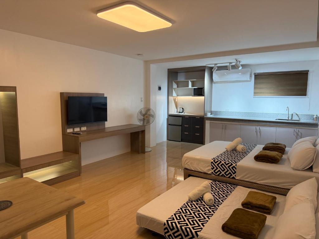 Amado's Transient Inn - Free Wide Parking Space - Chambre Familiale Avec Balcon