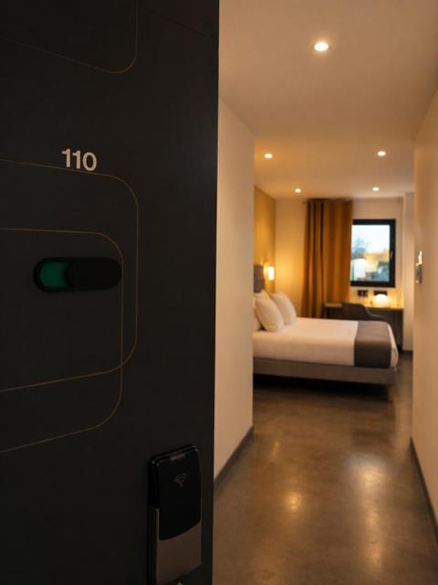 ein Zimmer mit einem Bett in einem Hotelzimmer in der Unterkunft H85 in Chatte