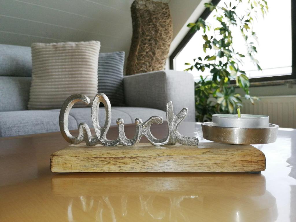 a metal word mom on a table in a living room at Ferienwohnung Himmelblau in Strullendorf