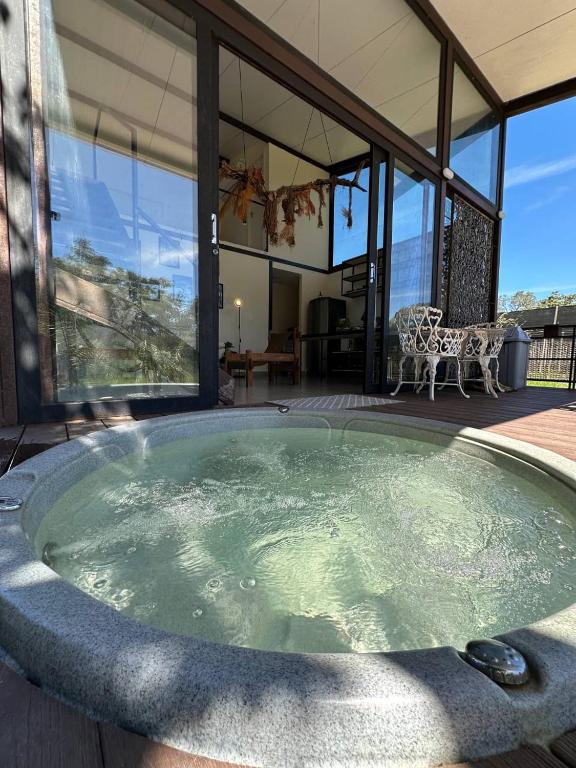 a hot tub in front of a house at Chale Umburana - AC - rio e ofuro - Cavalcante in Teresina de Goias