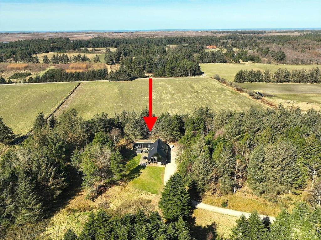 an aerial view of a house with a red arrow at 1385-Bedsted-Thy-Nedergardsvej-5 in Istrup