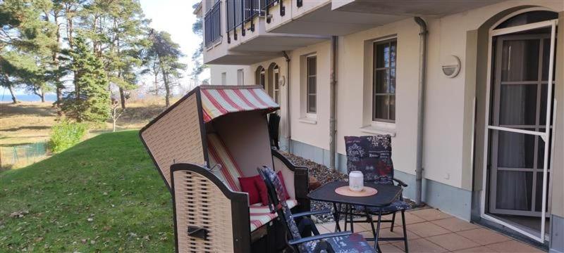 a porch of a house with a table and chairs at Haus Meeresblick - Ferienwohnung Ostseeperle A 0.13 (Ref. 128670) in Baabe