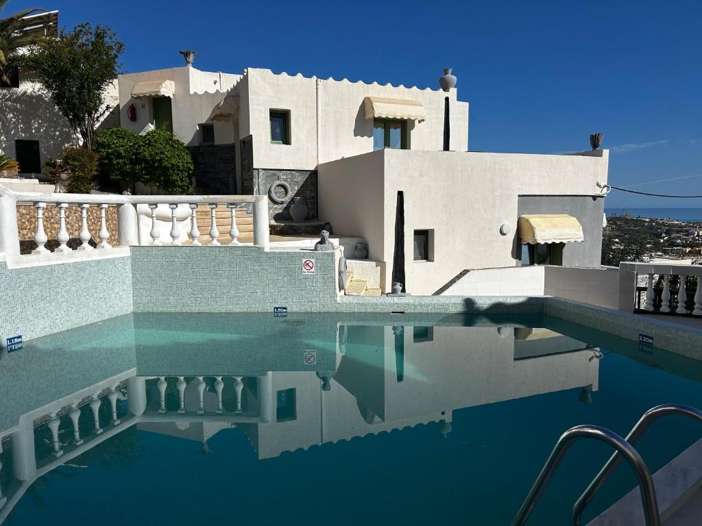 Басейн в Korifi Suites - JR Villas Adults Only або поблизу