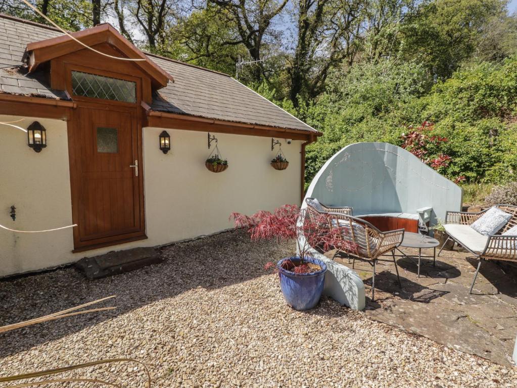 a garden with a tent and a chair and a table at Cân yr adar in Bridgend