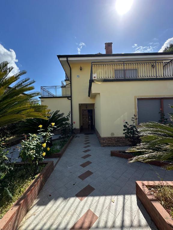 a house with a walkway in front of it at Villa Chiara in Piscopio