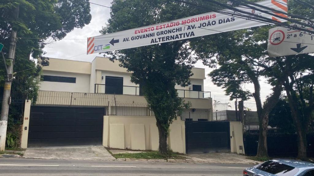a street sign in front of a building at Savannah Pousada in São Paulo