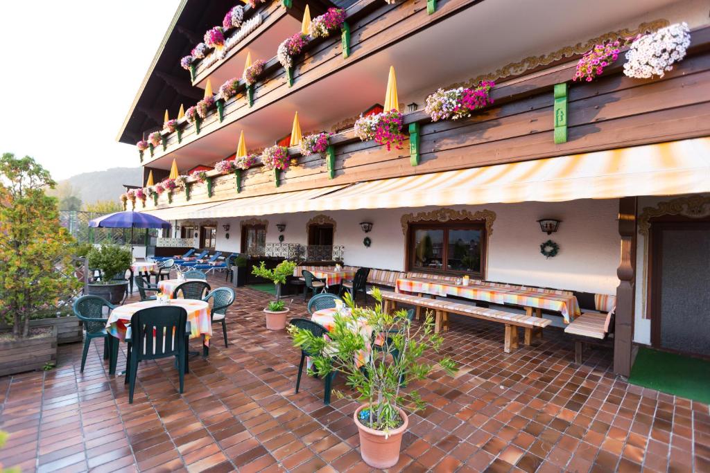 Rõdu või terrass majutusasutuses Hotel Sonnleiten