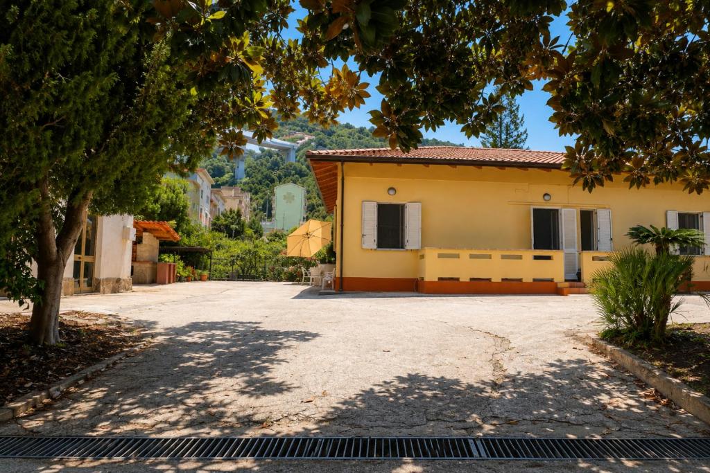 a house in the middle of a driveway at Villa Natina in Pizzo