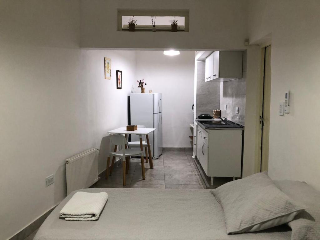 a small kitchen with a bed and a small table at Moreno924 in Barraquero