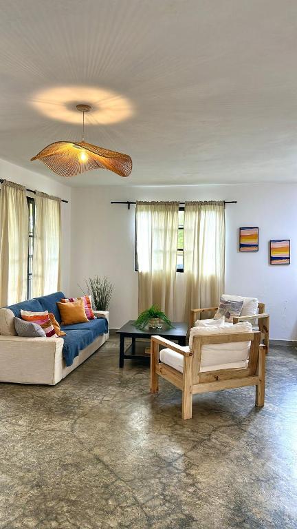 a living room with a couch and a table at Casa Arena - 4 Pax, 5 min de la playa, con parking in Las Galeras