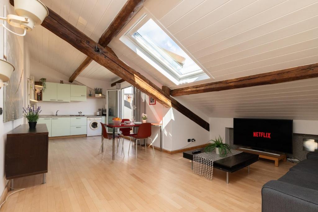 Elegant Attic Loft w PrivateTerrace AC & Fast WiFi