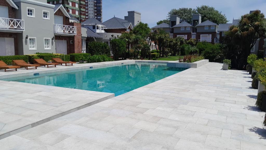 a swimming pool in the middle of a apartment yard at Refugio de Mar in Miramar
