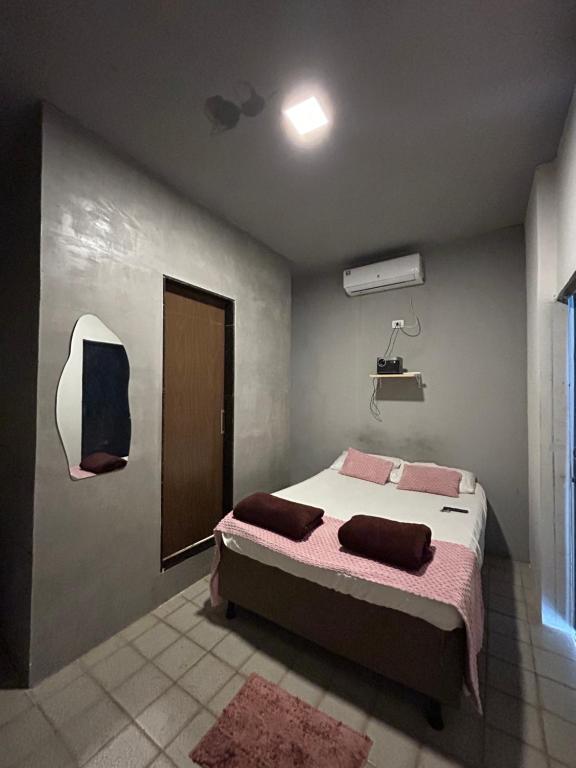 a bedroom with a bed and a window at Suíte Sete Colinas in Garanhuns