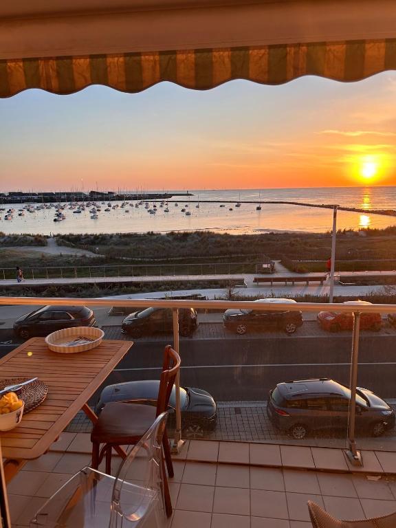 a view of the beach from a balcony at sunset at Appartement front de mer - Terrasse in Pornichet