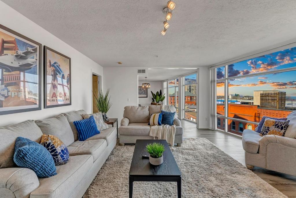 a living room with a couch and a table at Lakeview Condo Flats Parking Gym in Cleveland