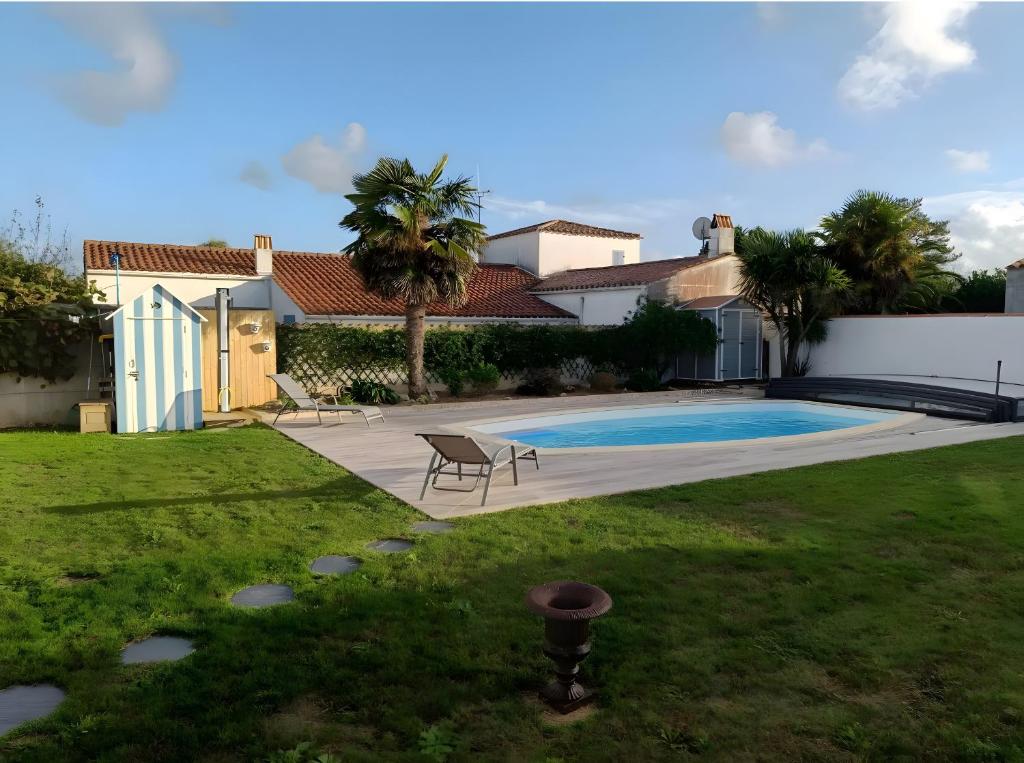 a house with a swimming pool in a yard at La Barjuline - Île d'Oléron in La Brée-les-Bains