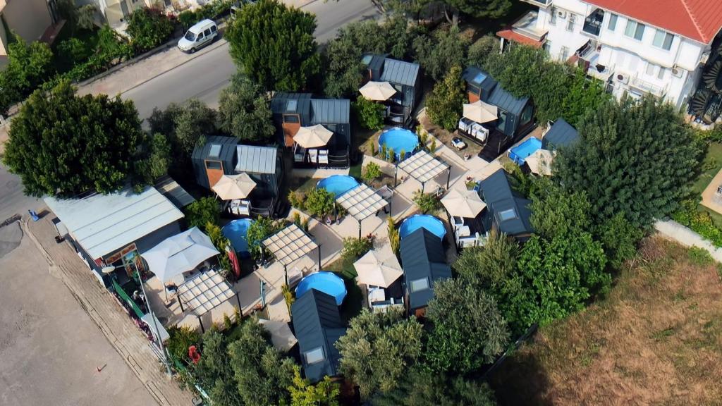 eine Draufsicht auf eine Häuserreihe mit blauen Dächern in der Unterkunft Efe Tiny House in Serik