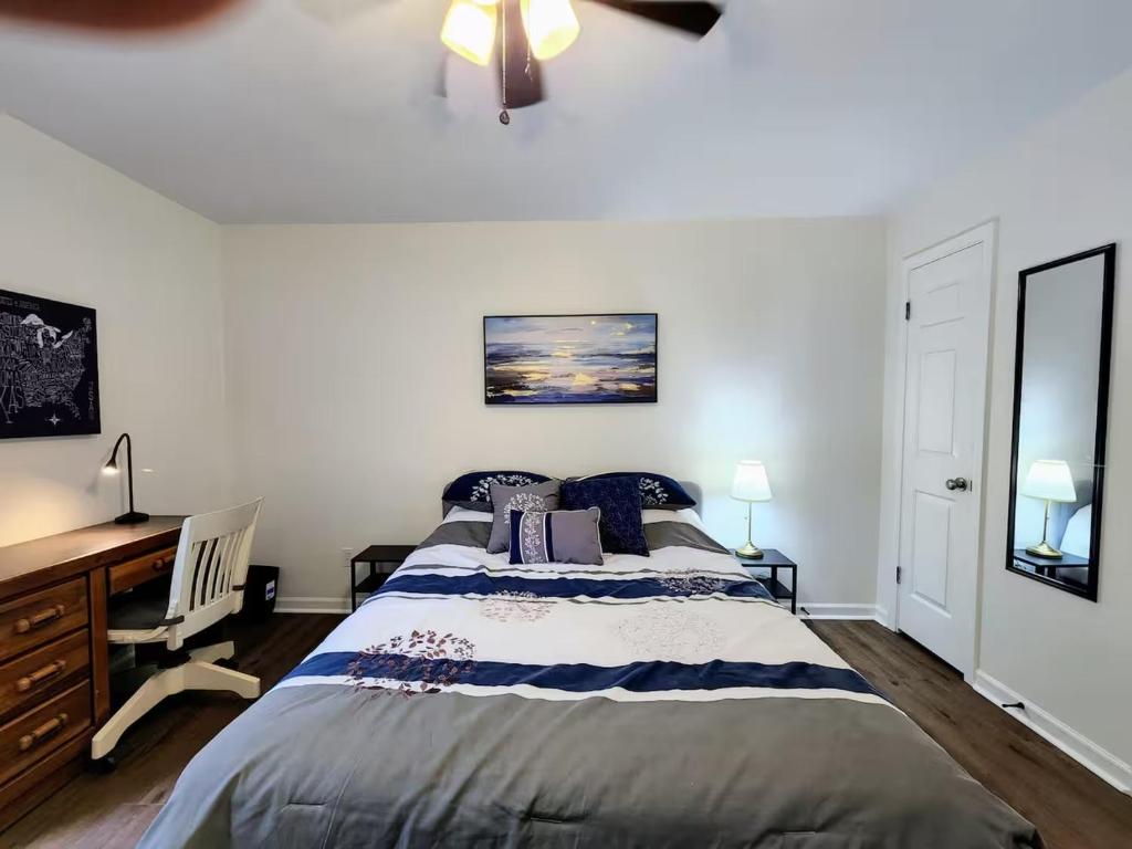 a bedroom with a bed and a desk and a desk at Bright & Spacious 1BR - UoM Area in Memphis