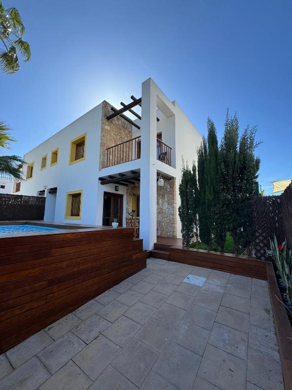 a villa with a swimming pool and a house at Can Rusiniol 2 in Puig D’en Valls