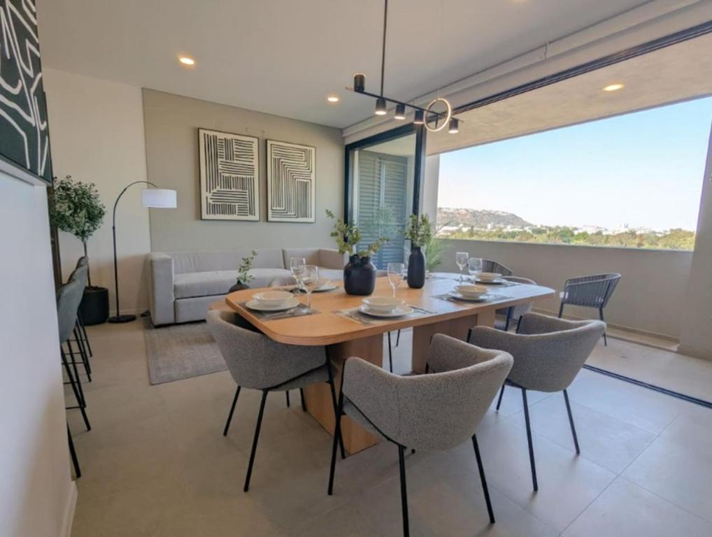 a dining room with a wooden table and chairs at Increible departamento en Punto Sur in Los Gavilanes