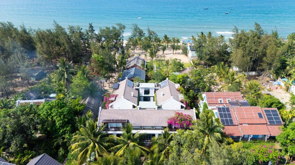 an aerial view of a house on the beach at Sweet Daisy Retreat in An Bàn (2)