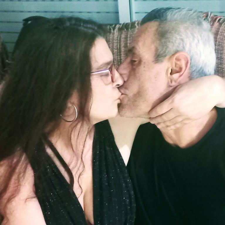 a man and a woman kissing each other at Jose María in El Vendrell