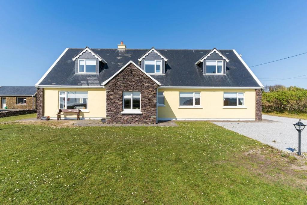a house with a bench in front of a yard at Tri Phailme in Waterville